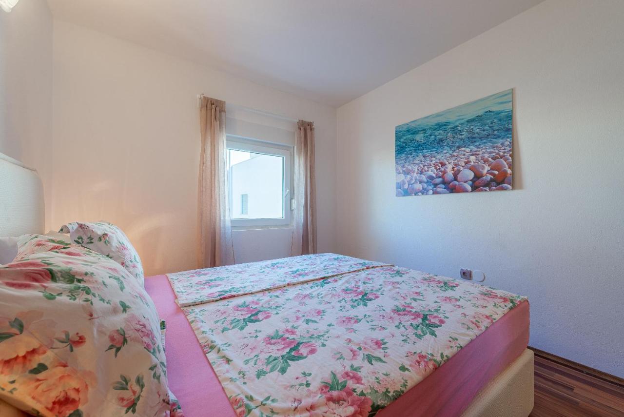 Luka Apartment Vir
