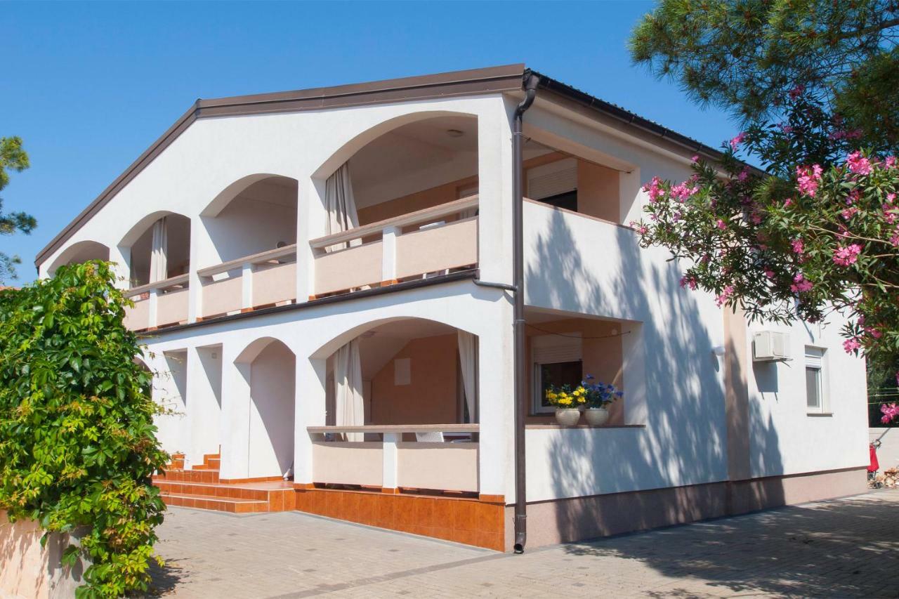 Luka Apartment Vir